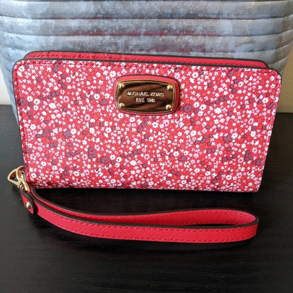 Michael Kors Handbags - Jet Set Travel Slim Tech